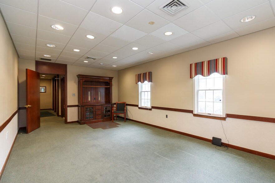 More Photos Of 683 Main St, Osterville Office For Sale
