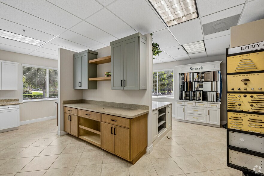 More Photos Of 740 NW Enterprise Dr, Port Saint Lucie Manufacturing For Lease