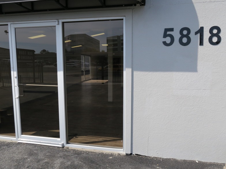 More Photos Of 5818 Southwest Fwy, Houston Showroom For Lease