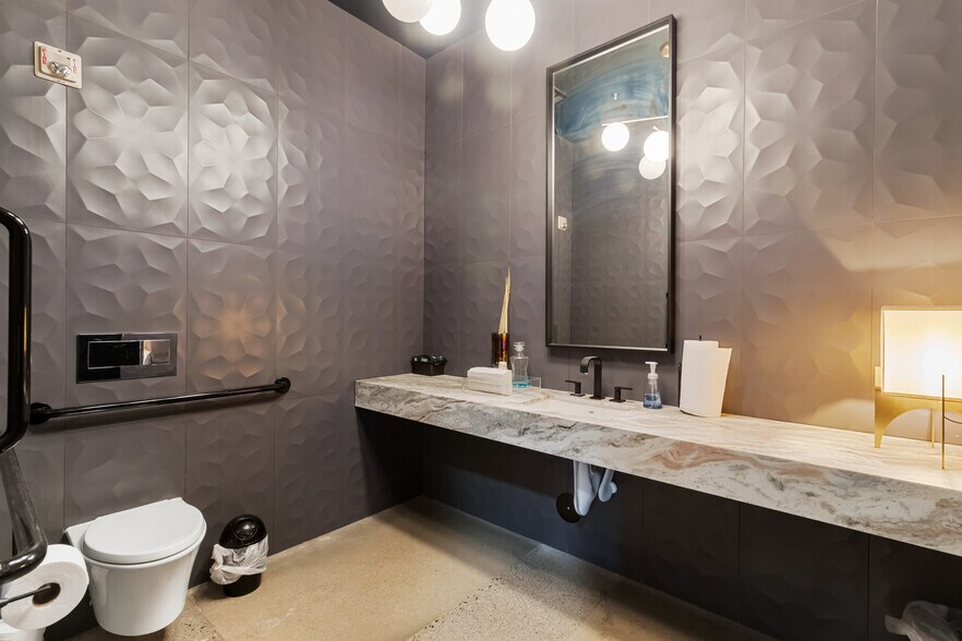 More Photos Of 1278-1296 Sandhill Rd, Orem Office For Sale