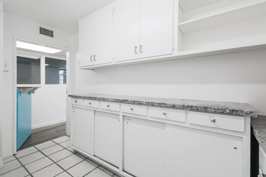 More Photos Of 1021 E Walnut St, Pasadena Medical For Lease