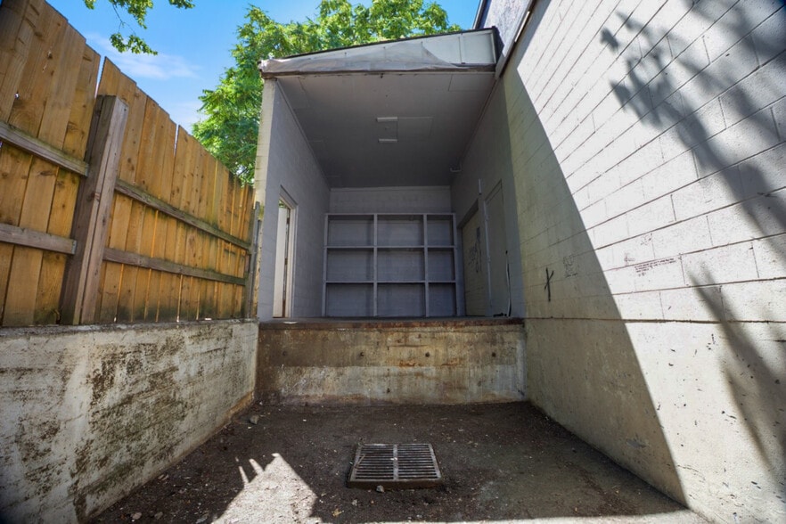 More Photos Of 12404 NE Halsey St, Portland Freestanding For Lease