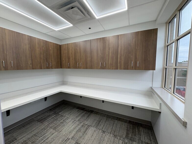 More Photos Of 2620 Kessler Blvd E, Indianapolis Medical For Lease