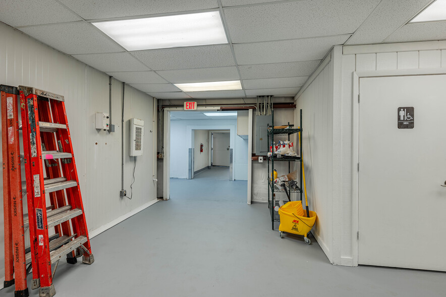 More Photos Of 174 NW 9th ave, Mulberry Distribution For Sale