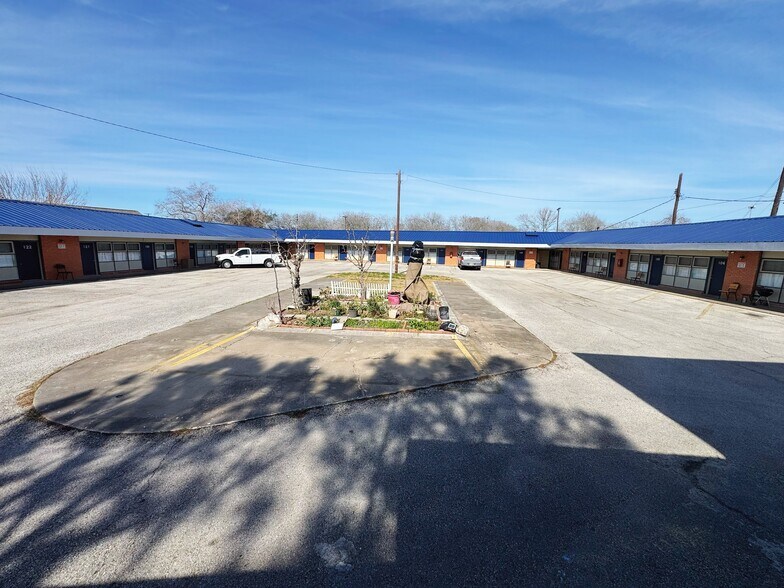 More Photos Of 1207 W Main St, Port Lavaca Hotel For Sale