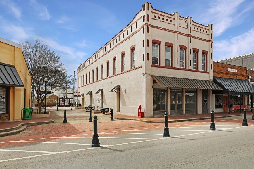 More Photos Of 150 W Main St, Lewisville Bar For Lease