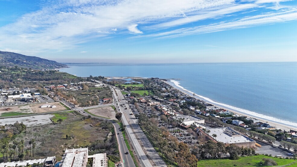 More Photos Of 23676-23712 Malibu Rd, Malibu Office For Lease