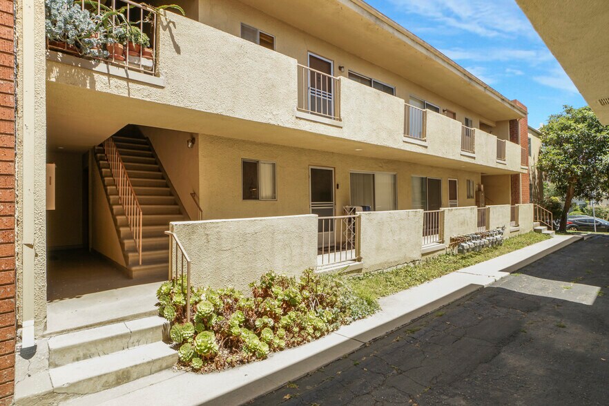 More Photos Of 11943 Kiowa Ave, Los Angeles Apartments For Sale
