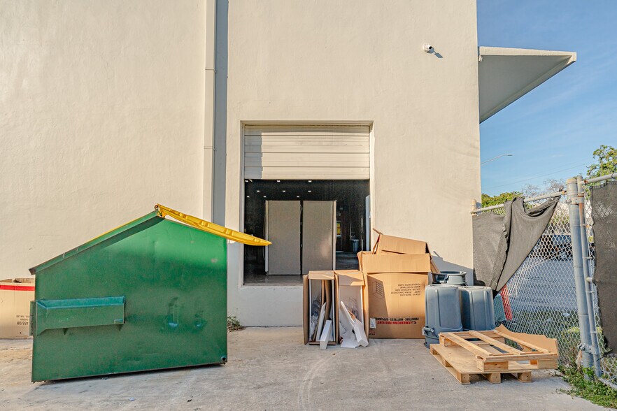 More Photos Of 6001 Powerline Rd, Fort Lauderdale Showroom For Lease