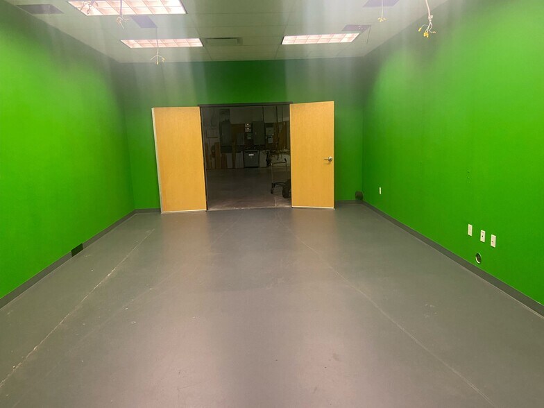 More Photos Of 1300-1318 Western Ave, Pittsburgh Flex For Lease