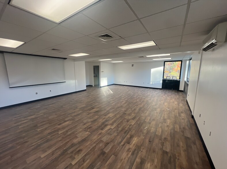 More Photos Of 275 Portsmouth Ave, Stratham Light Manufacturing For Sale