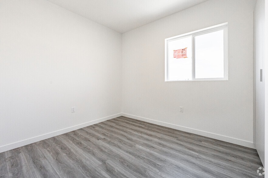 More Photos Of 300 W 60th St, Los Angeles Apartments For Sale