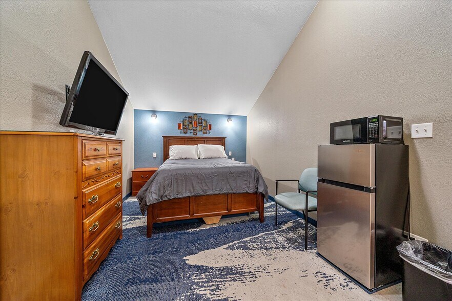 More Photos Of 1524 Main St, Longmont Hotel For Sale
