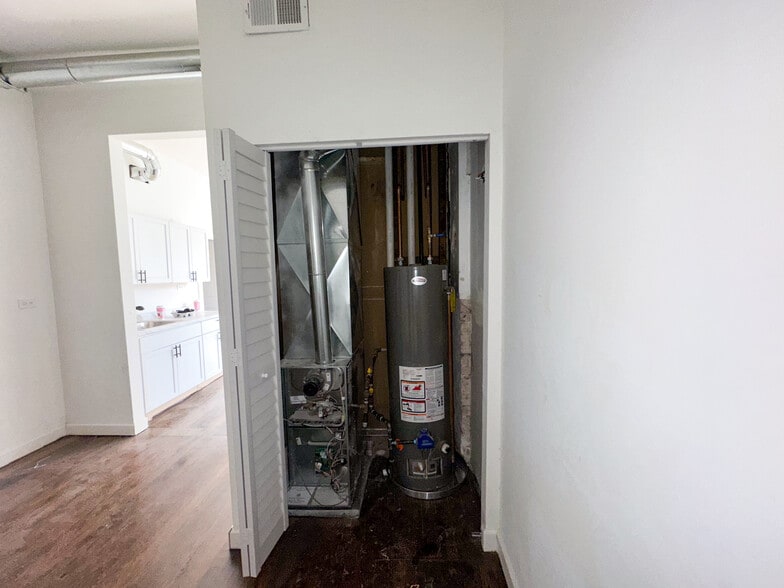 More Photos Of 8714 S Commercial Ave, Chicago Multifamily For Lease