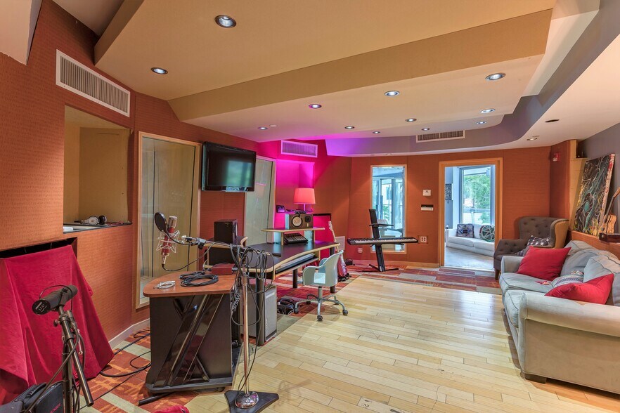 More Photos Of 5020 Biscayne Blvd, Miami Movie Radio TVStudio For Sale