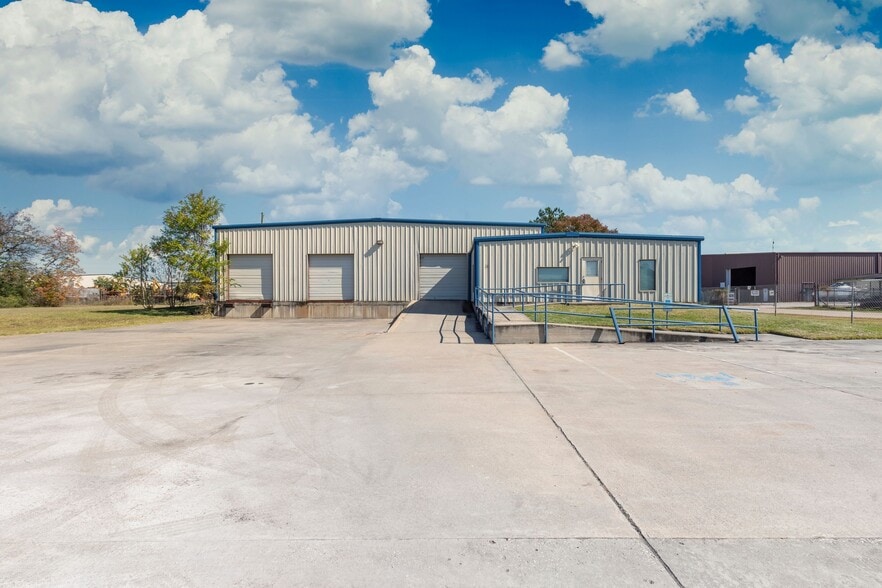 More Photos Of 2624 Wilson Rd, Humble Warehouse For Lease