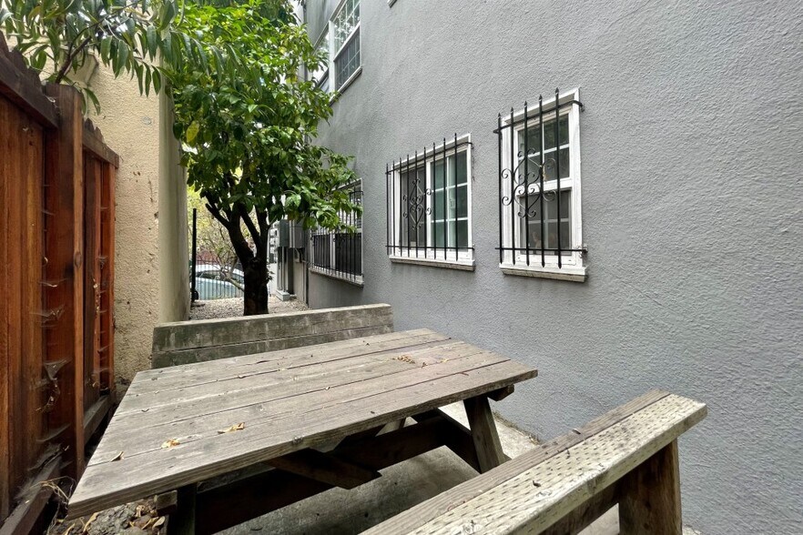 More Photos Of 1000 E 33rd St, Oakland Apartments For Sale