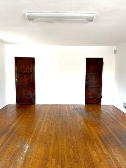 More Photos Of 10623 Riverside Dr, North Hollywood Office For Lease