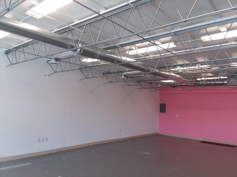 More Photos Of 136 Washington SE, Albuquerque Storefront Retail Office For Sale