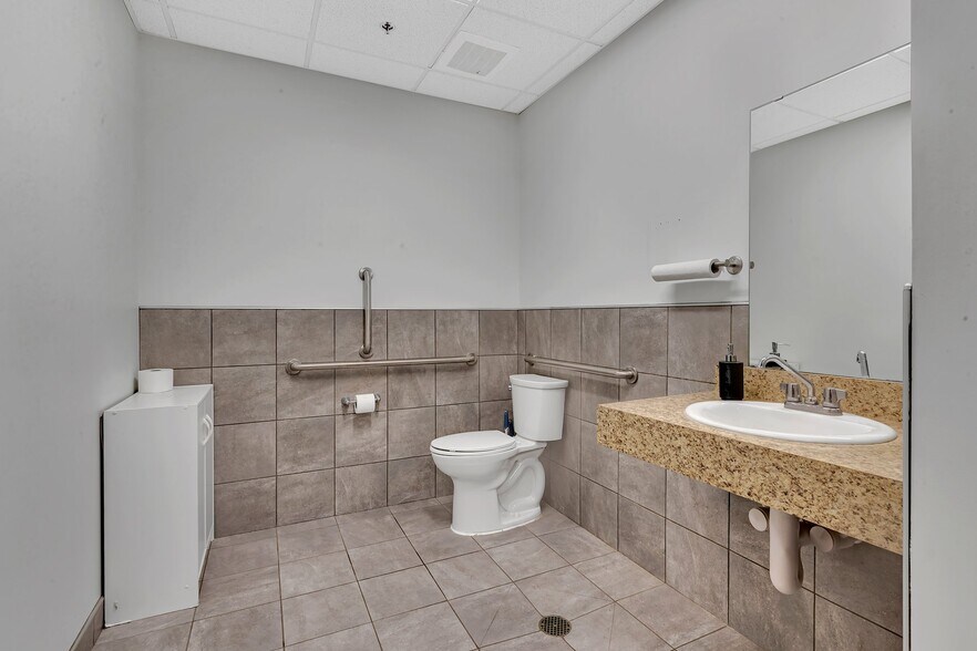 More Photos Of 3507 Dakota St, Alexandria Industrial For Lease