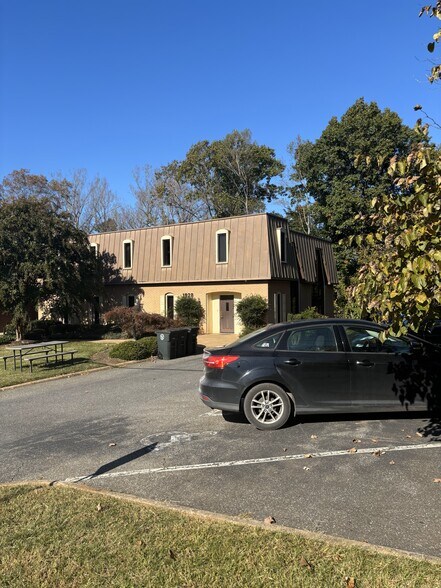 More Photos Of 1928 Thomson Dr, Lynchburg Office For Sale