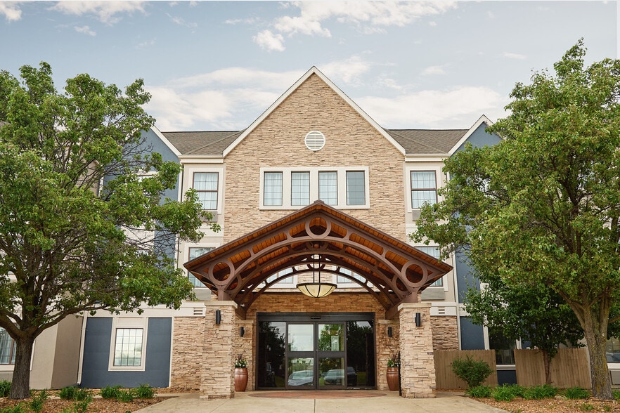 Primary Photo Of 300 W Romeo B Garrett Ave, Peoria Hotel For Sale