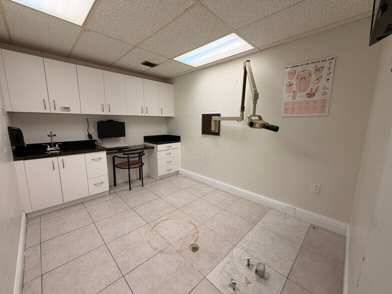 More Photos Of 2331 N State Road 7, Lauderdale Lakes Office For Sale