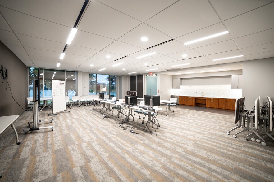 More Photos Of 11511 Luna Rd, Dallas Office For Lease