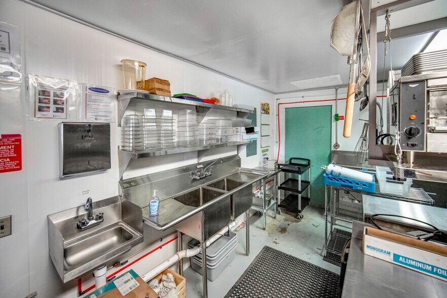 More Photos Of 111 E Dempsey St, Bryson General Retail For Lease