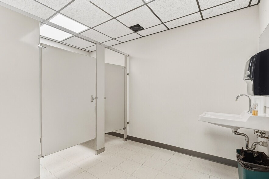 More Photos Of 604 Industrial Park Dr, Eldon Office For Sale