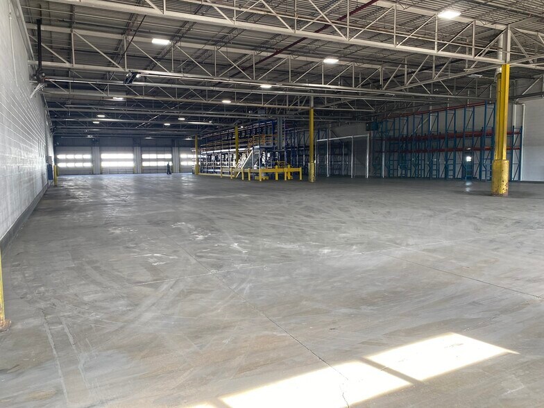 More Photos Of 5500 N Lovers Lane Rd, Milwaukee Distribution For Lease