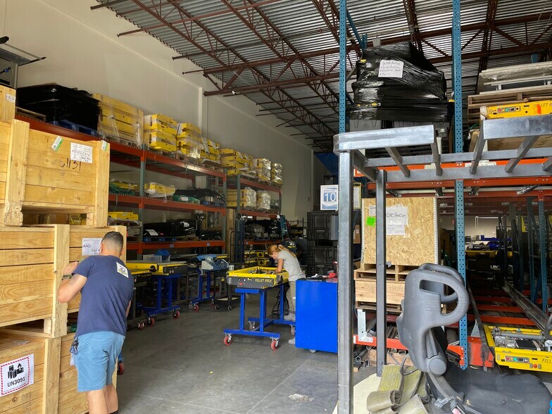 More Photos Of 6600-6626 Kingspointe Pky, Orlando Distribution For Lease