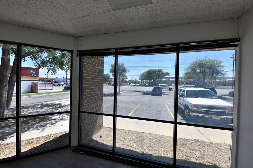 More Photos Of 1313 SE Military Dr, San Antonio Office For Lease