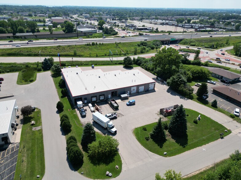 More Photos Of 1125 W Tuckaway Ln, Menasha Showroom For Lease