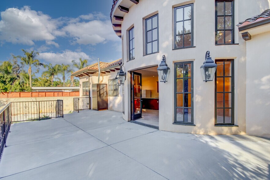 More Photos Of 5647 Beckford Ave, Tarzana Rehabilitation Center For Lease