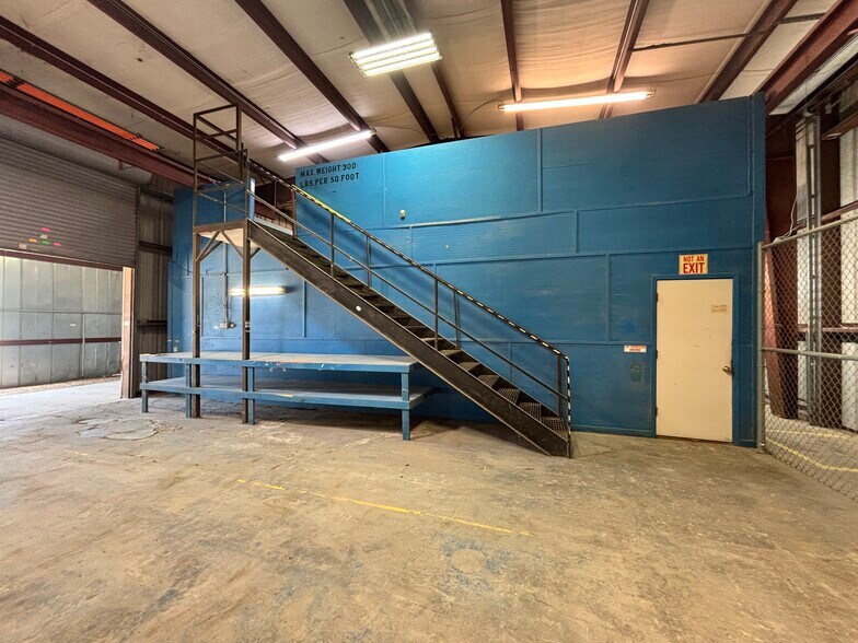More Photos Of 10959 Highway 290 W, Brenham Warehouse For Sale