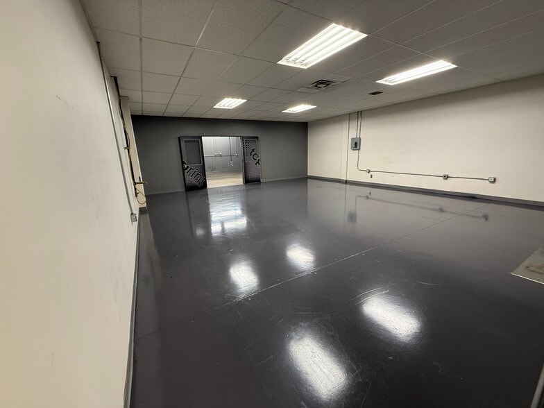 More Photos Of 4150 E 43rd St, North Little Rock Flex For Lease