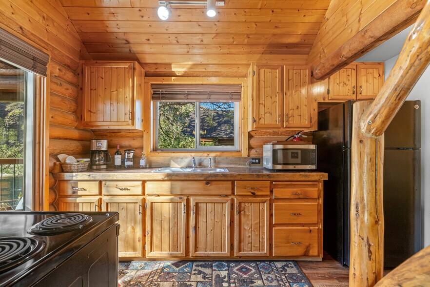 More Photos Of 13706 US 95, White Bird Trailer Camper Park For Sale