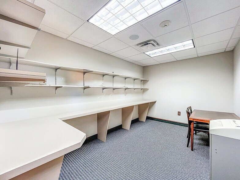 More Photos Of 5421 N 59th St, Tampa Office For Sale