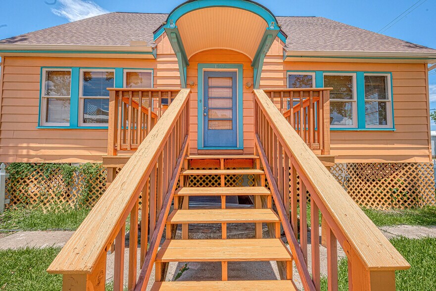 More Photos Of 1502 Main St, Seabrook Office Residential For Lease