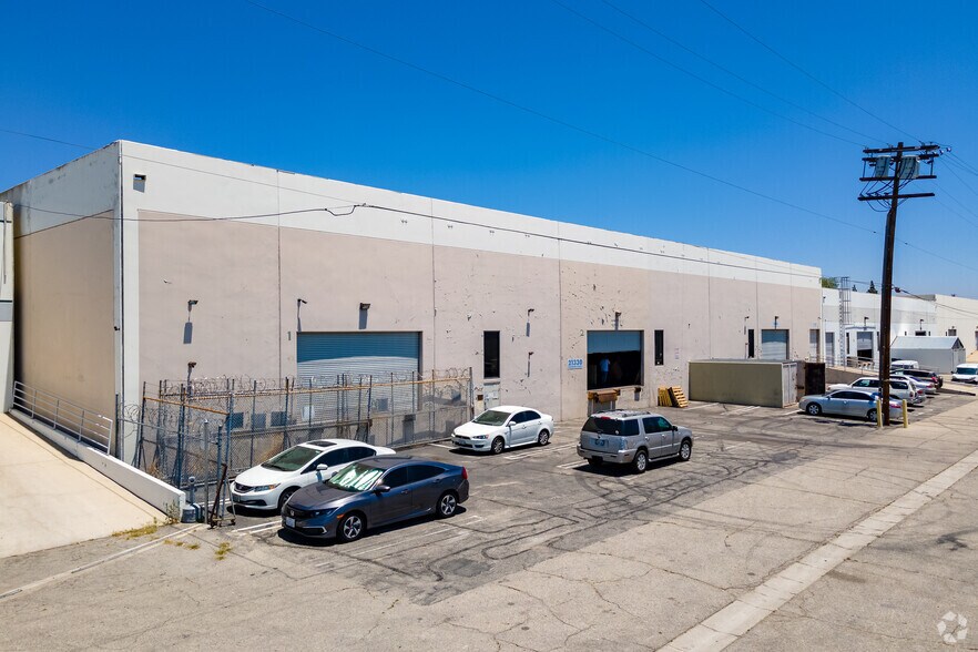 More Photos Of 21330 Superior St, Chatsworth Warehouse For Lease