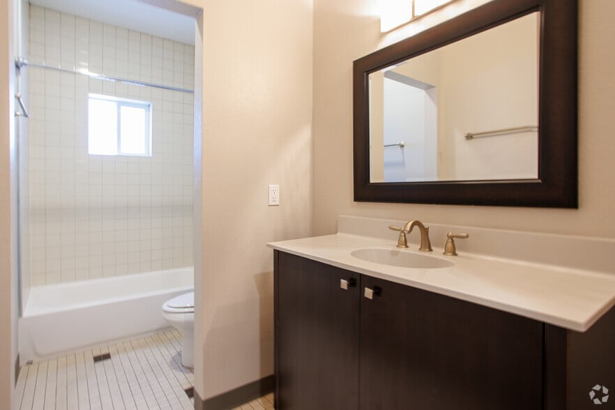 More Photos Of 950 4th St NW, Albuquerque Apartments For Sale