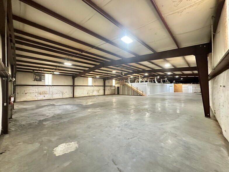 More Photos Of 315 Transport Dr, Cookeville Warehouse For Lease