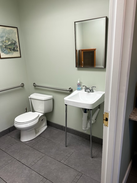 More Photos Of 204 Warren Ave, Ho-Ho-Kus Freestanding For Lease