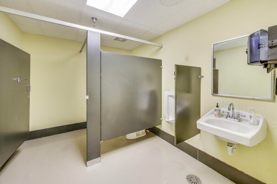 More Photos Of 675 W Golf Rd, Hoffman Estates Storefront For Lease