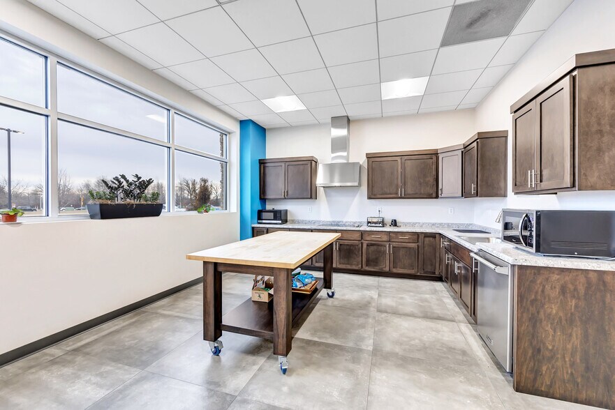 More Photos Of 3450 Packerland Dr, De Pere Medical For Lease