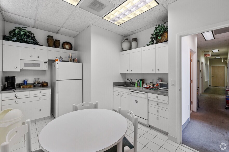 More Photos Of 8622 Lee Hwy, Fairfax Medical For Sale