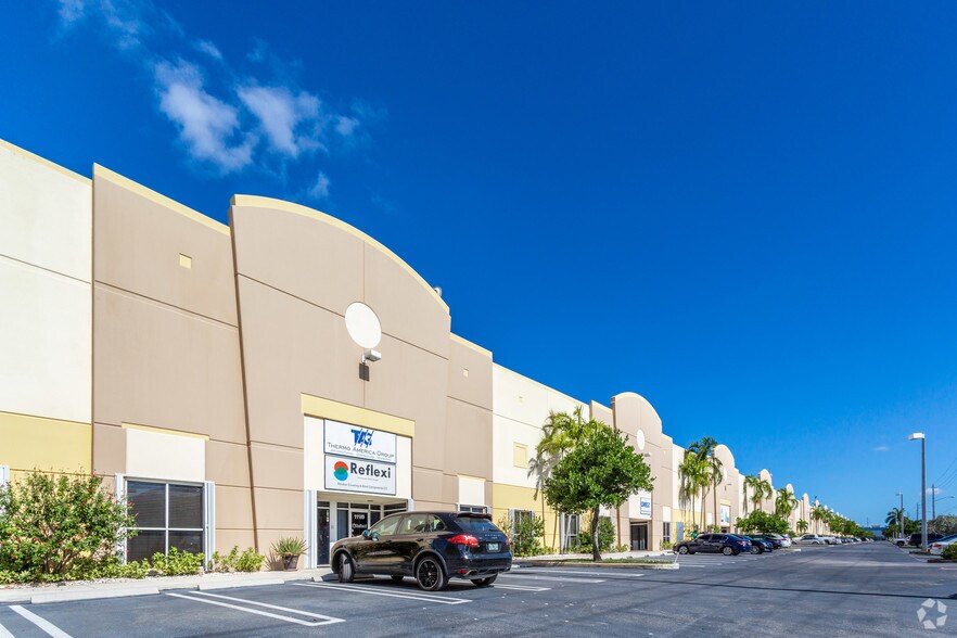 More Photos Of 10811-11199 NW 122nd St, Medley Warehouse For Lease