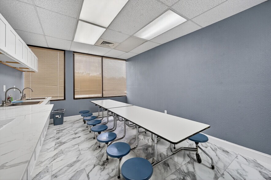 More Photos Of 1404 W Walnut Hill Ln, Irving Office For Lease