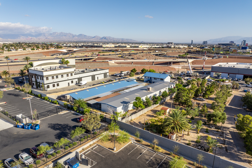 More Photos Of 2675 W Arby, Las Vegas Veterinarian Kennel For Sale